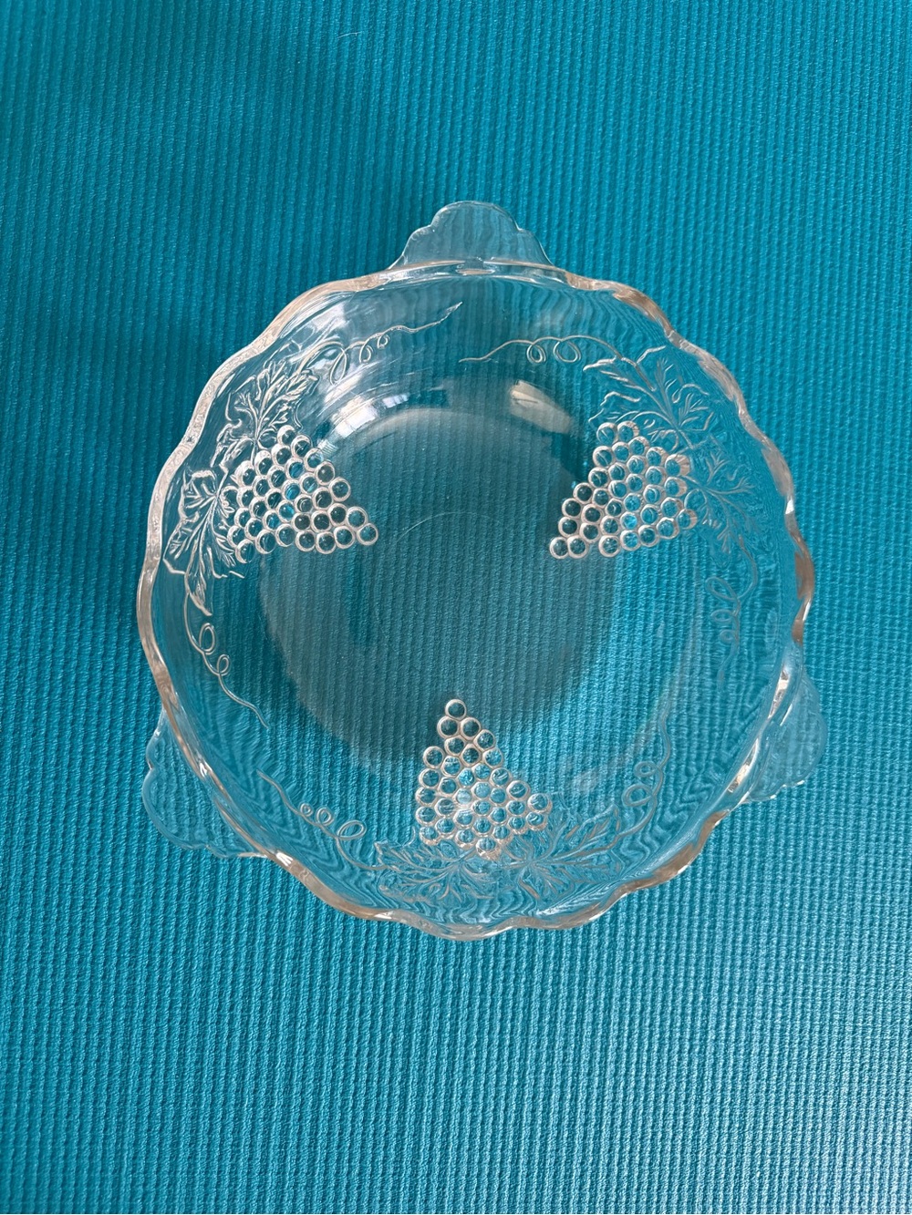 Vintage 1950s unmarked Anchor Hocking Grapevine design bowl